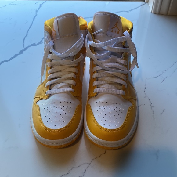 Air Jordan 1 Mid - Picture 8 of 15